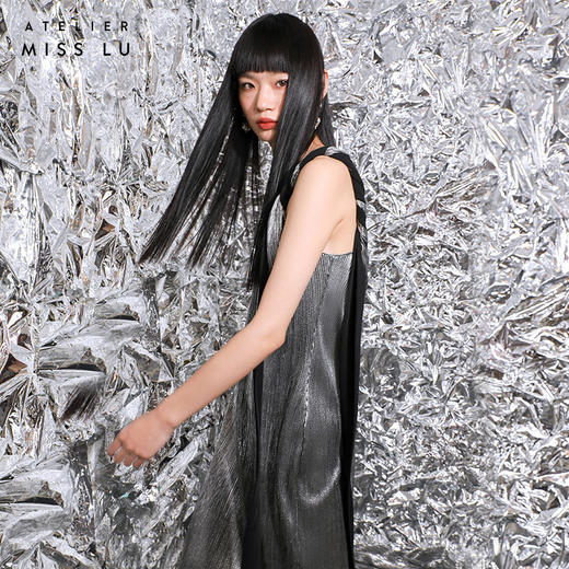 【浮华梦】肩部交织飘带金属感大V领长款连衣裙/0000786A 商品图3