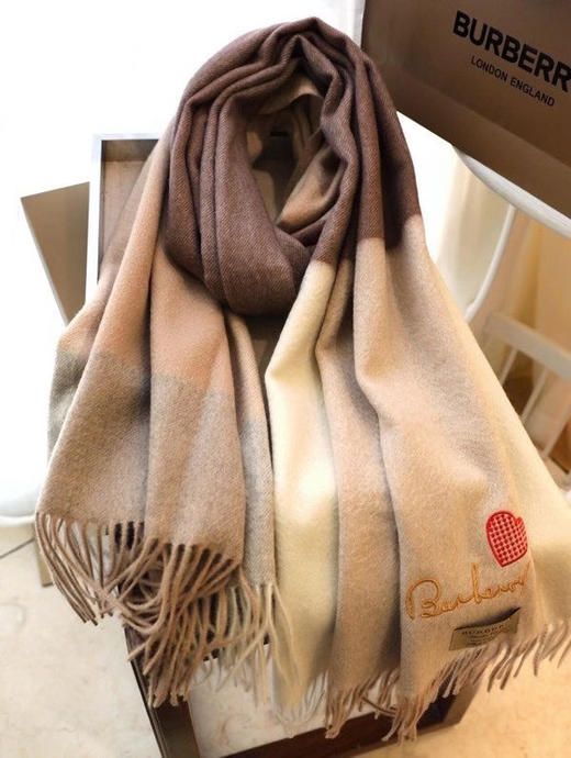BURBERRY【手抄体桃心】奶茶驼 商品图3