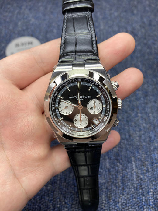 8F江诗丹顿纵横四海系列5500V 新升级
1.随心而变的表链 商品图1