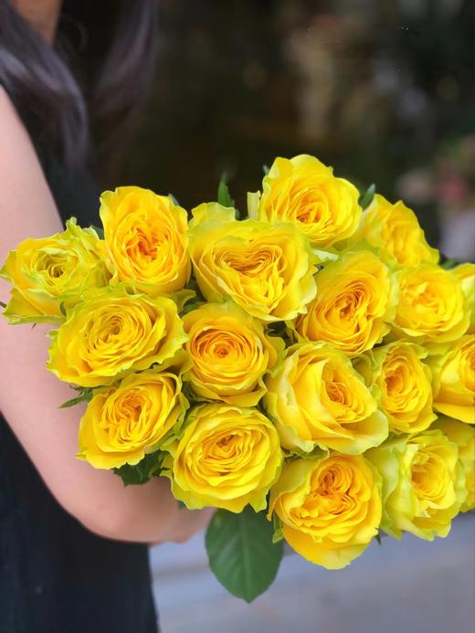 月球漫步玫瑰【我们私奔到月球，让双脚去腾空让我们去感受】简小姐精选 新品A级明媚明黄色奥斯汀玫瑰  月球漫步 9+1枝（防花损）2束包邮 下单48小时发货 商品图0