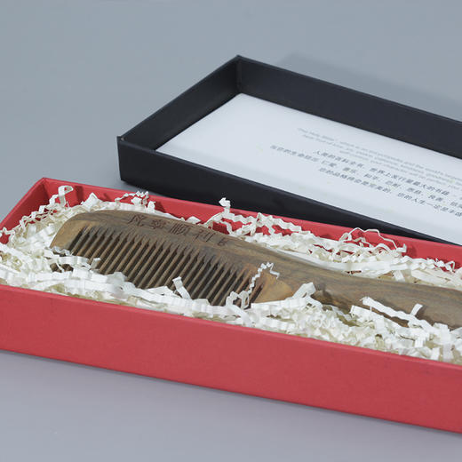 绿檀木【按摩梳】每一梳齿及锋角精细打磨，圆润不伤发 · 精美礼盒随机装 · 买一把给自己 | 送一把给关心的人 商品图5