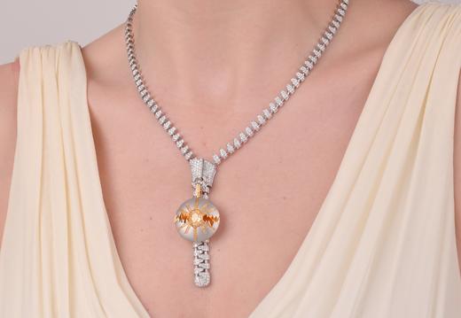 「五行」系列之“金”拉链式钻石项链及黄钻吊坠/戒指

钻石拉链：钻石8.383克拉

黄钻扣：椭圆切割黄钻(GIA证书FY)1.15克拉，钻石0.25克拉，副石黄钻0.29克拉，18k白金15.25克 商品图1