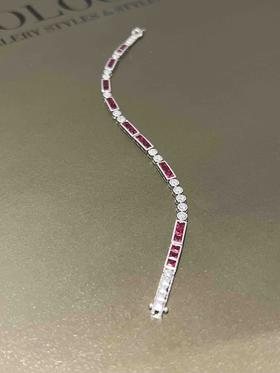 「摩尔斯电码」Carpe Diem红宝石钻石手链

红宝石4.22克拉
钻石1.36克拉
18k白金9.32克