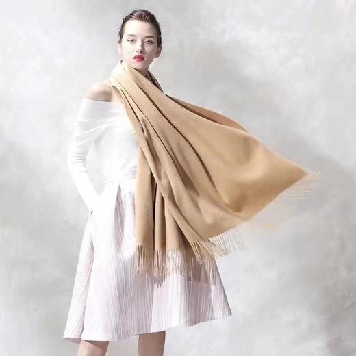 280071仿羊绒带流苏净色长围巾，软糯亲肤温暖细腻，购正价商品成交金额满1000元免费赠送一条,颜色随机！ 商品图5