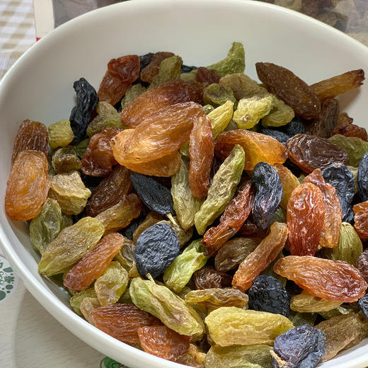 吐鲁番特级三色混合葡萄干 2斤（红香妃、绿香妃、黑加仑） 商品图0
