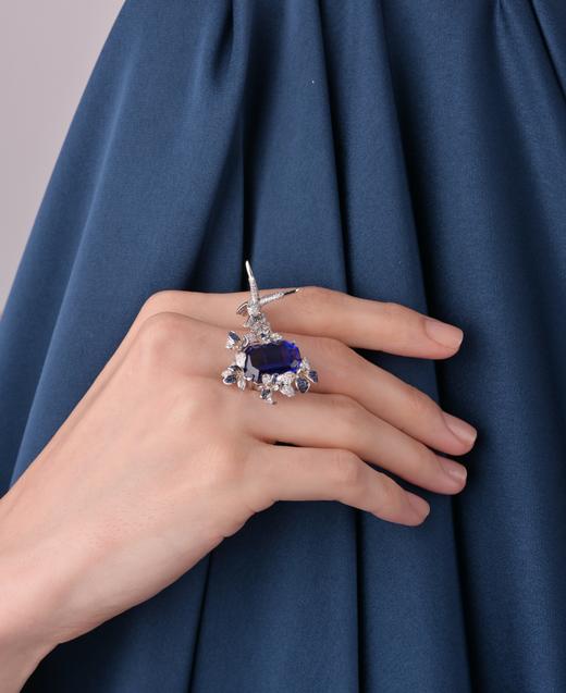 「游走艺术 」系列之  ”鸢尾花与蜂鸟”坦桑石蓝宝石钻石指间戒及吊坠

皇家蓝坦桑石15.16克拉，
钻石1.402克拉，
黄钻0.01克拉，
蓝宝石0.25克拉，
18k白金14.12克 商品图2