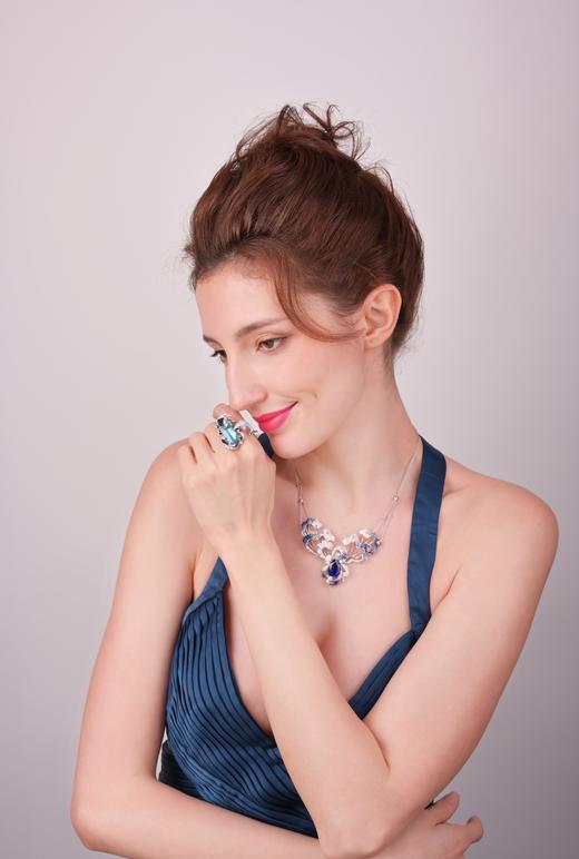 「游走艺术 」系列之​“神奈川与海豚”海蓝宝钻石戒指/吊坠

海蓝宝石11.97克拉，
钻石3.19克拉，
渐变蓝宝石0.67克拉，
18k白金18.11克 商品图7