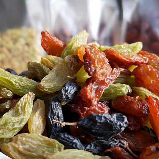 吐鲁番特级三色混合葡萄干 2斤（红香妃、绿香妃、黑加仑） 商品图2