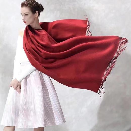 280071仿羊绒带流苏净色长围巾，软糯亲肤温暖细腻，购正价商品成交金额满1000元免费赠送一条,颜色随机！ 商品图2