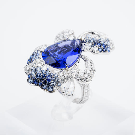 「五行」系列之“水”坦桑石钻石项链戒指两戴款

极品皇家蓝坦桑石7.74克拉，
钻石5.48克拉，
蓝宝石5克拉，
18k白金27.83克 商品图5