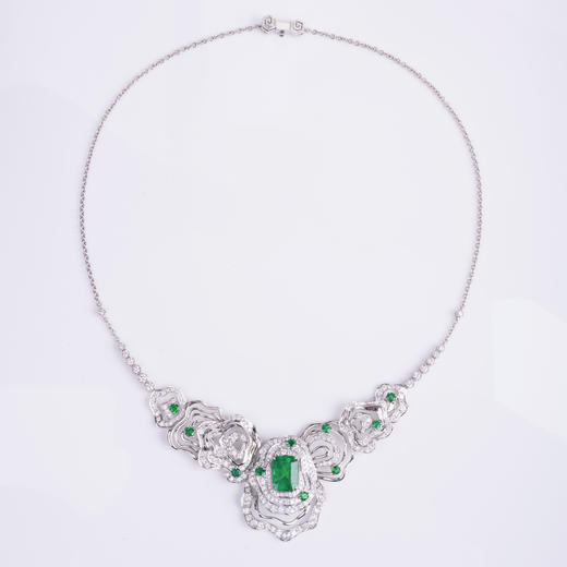 「五行」系列之“木”祖母绿钻石项链戒指两戴款

极微油祖母绿Vivid green3.72克拉，
钻石4.33克拉，
圆形刻面祖母绿1.21克拉 商品图6