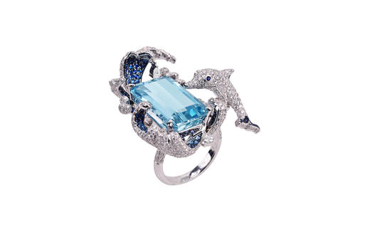 「游走艺术 」系列之​“神奈川与海豚”海蓝宝钻石戒指/吊坠

海蓝宝石11.97克拉，
钻石3.19克拉，
渐变蓝宝石0.67克拉，
18k白金18.11克 商品图2