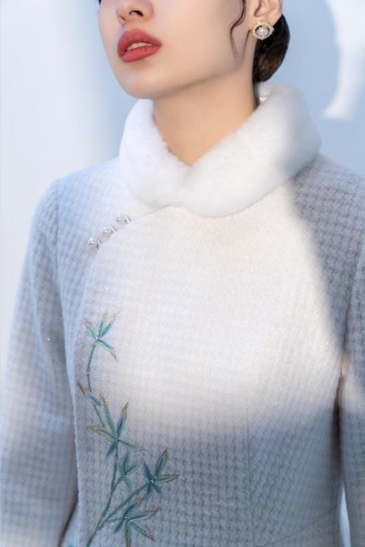 荷言HEYEN 濯香令 兔毛领亮丝小香风竹叶刺绣羊毛大衣 商品图5