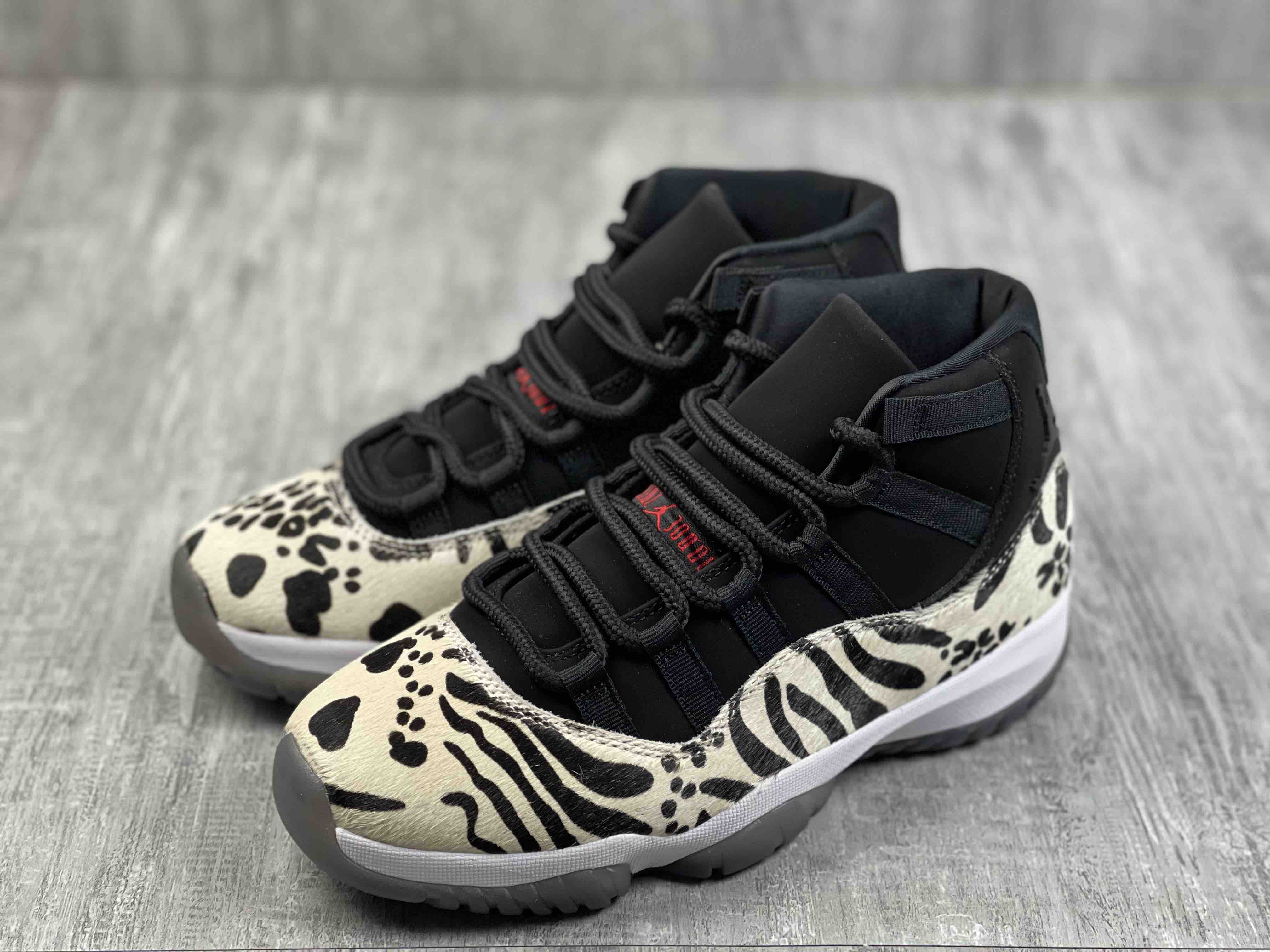 aj11复古篮球鞋女款黑色兽纹