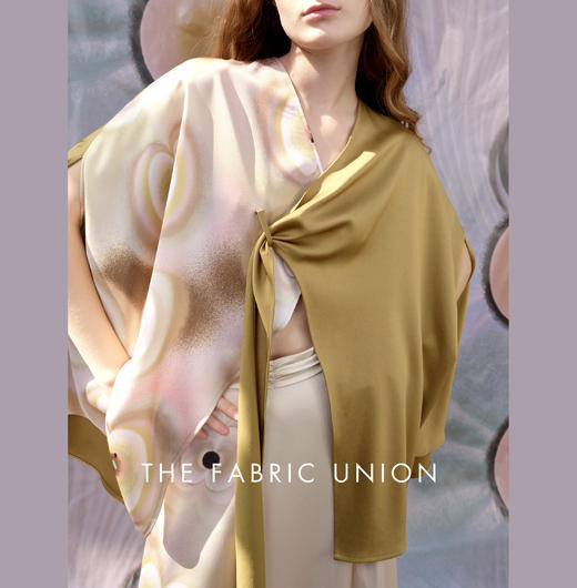 THE FABRIC UNION假日缎面印花斗篷假日缎面印花长裙 商品图3