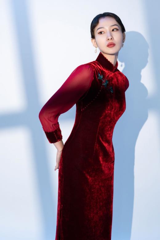 荷言HEYEN 佳期如梦 玫瑰红亮点丝绒+玫瑰盘扣+暗香盈袖 商品图2