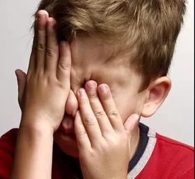 痛心！4岁宝宝被确诊近视1300度，“凶手”不止手机