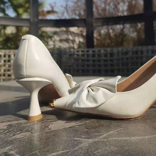 IUIU SECOND 春夏油蜡羊皮立体蝴蝶结浅口高跟鞋 商品图1