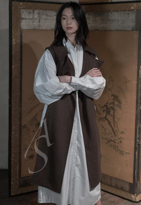 Mark Kenly Domino Tan 棕褐色/黑色CLAUDETTE单边翻领式长马甲