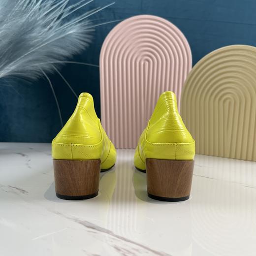 IUIU 时尚尖头粗跟浅口单鞋 商品图3