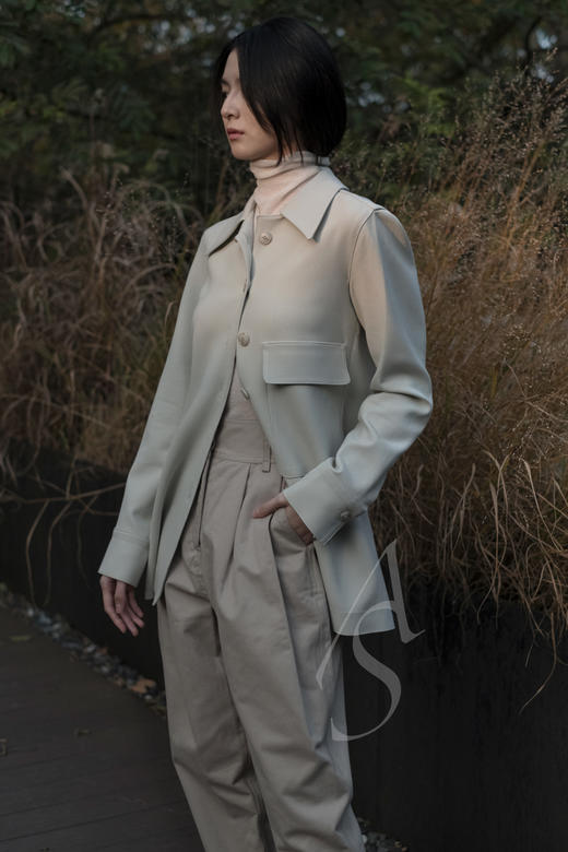 LOW CLASSIC  浅灰色尖领口袋衬衫 商品图0