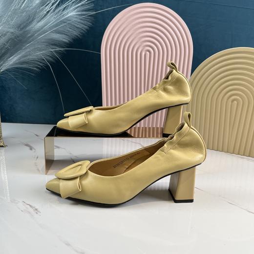 IUIU时装粗跟单鞋 商品图1