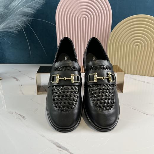 IUIU 春夏冲孔网眼真皮休闲深口女单鞋 商品图4