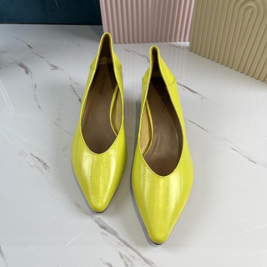 IUIU 时尚尖头粗跟浅口单鞋 商品图2