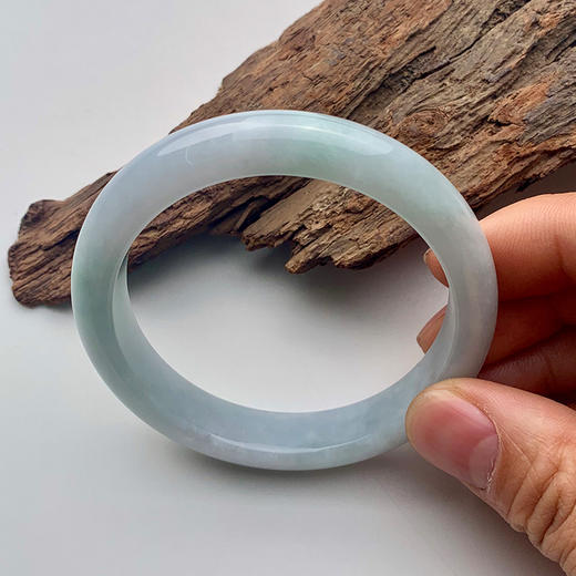 派瑞翡翠 翡翠手镯 糯种 浅绿色 商品图2