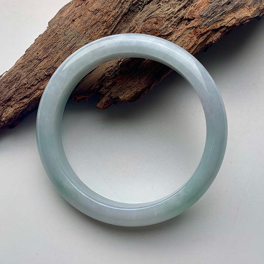 派瑞翡翠 翡翠手镯 糯种 浅绿色 商品图3