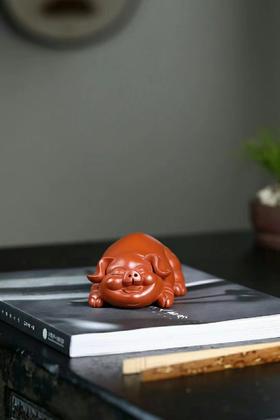 福猪.尺寸:长13公分  宽7公分  高5公分  泥料:朱泥