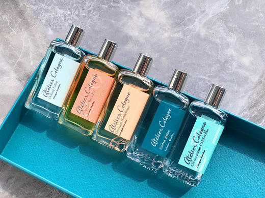 价值1080 欧珑香水5件套礼盒装 香味高级好闻
特殊渠道拿到的香水，直供某东平台的货，z经典的味道每人入手一套！ 商品图4