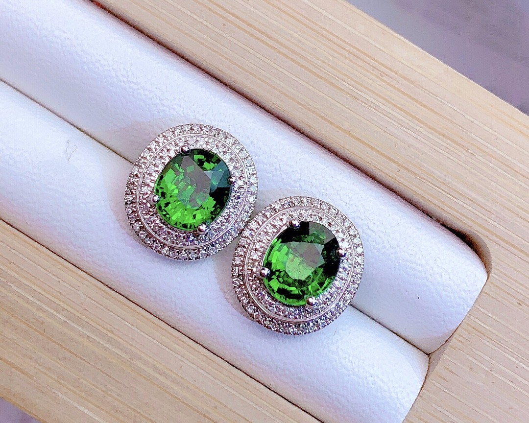 24ct 2.7g天然铬绿碧玺耳饰