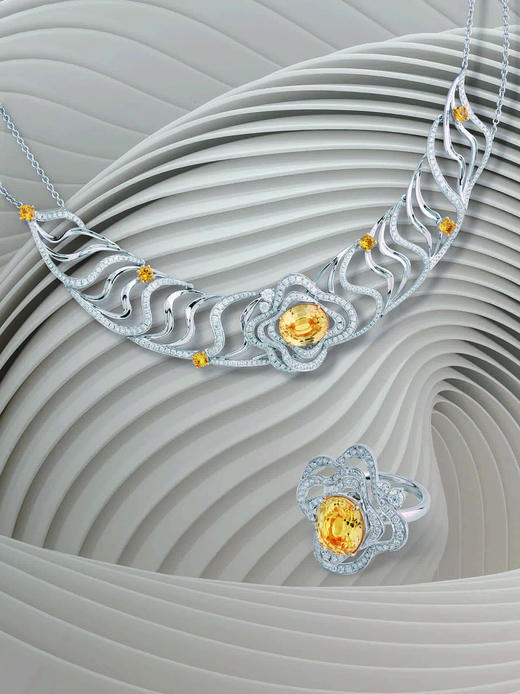 「五行」系列之“土”金色黄蓝宝石钻石项链戒指两戴款

金色黄蓝宝石5.23克拉，
钻石2.35克拉，
黄色蓝宝石1.34克拉，
No 18k白金29.22克 商品图0