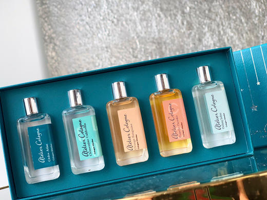 价值1080 欧珑香水5件套礼盒装 香味高级好闻
特殊渠道拿到的香水，直供某东平台的货，z经典的味道每人入手一套！ 商品图3