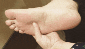 低头摸脚，百病治好，很多病在脚上都有开关，只是你不知道！ 