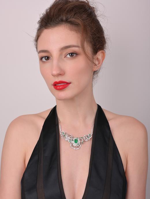 「五行」系列之“木”祖母绿钻石项链戒指两戴款

极微油祖母绿Vivid green3.72克拉，
钻石4.33克拉，
圆形刻面祖母绿1.21克拉 商品图4