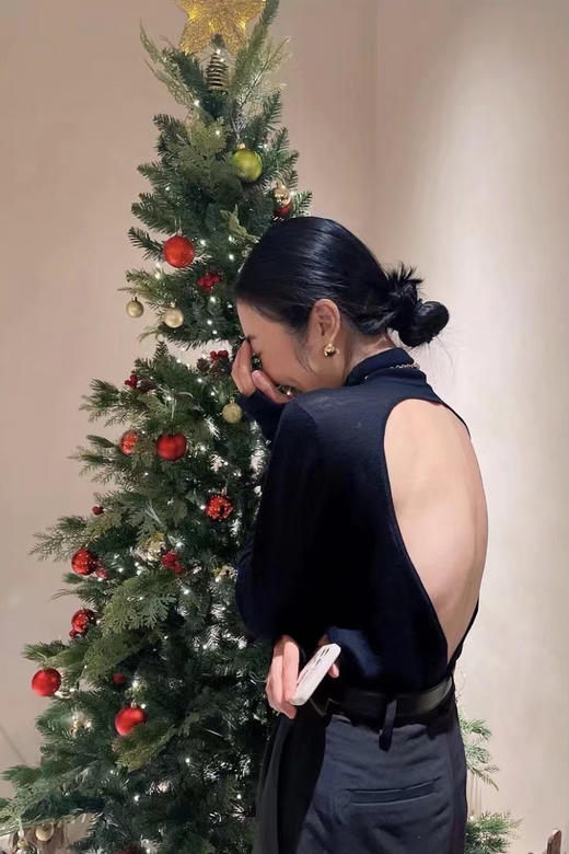 Her Senses｜时装 04-C019-SW ⽺⽑⾼领露背⽑⾐  [ 黑 / 橄榄绿 ] 商品图1