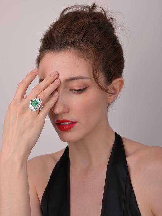 「五行」系列之“木”祖母绿钻石项链戒指两戴款

极微油祖母绿Vivid green3.72克拉，
钻石4.33克拉，
圆形刻面祖母绿1.21克拉 商品图5