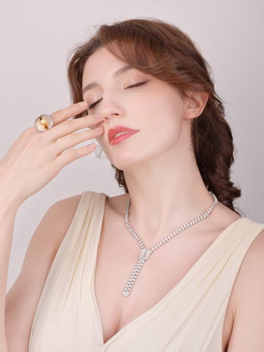 「五行」系列之“金”拉链式钻石项链及黄钻吊坠/戒指

钻石拉链：钻石8.383克拉

黄钻扣：椭圆切割黄钻(GIA证书FY)1.15克拉，钻石0.25克拉，副石黄钻0.29克拉，18k白金15.25克 商品图4