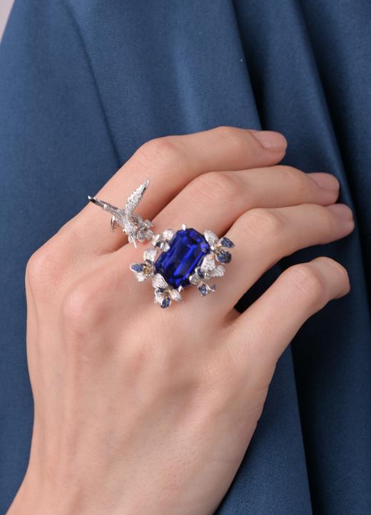 「游走艺术 」系列之  ”鸢尾花与蜂鸟”坦桑石蓝宝石钻石指间戒及吊坠

皇家蓝坦桑石15.16克拉，
钻石1.402克拉，
黄钻0.01克拉，
蓝宝石0.25克拉，
18k白金14.12克 商品图1