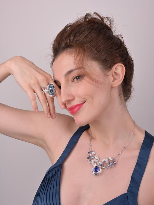 「五行」系列之“水”坦桑石钻石项链戒指两戴款

极品皇家蓝坦桑石7.74克拉，
钻石5.48克拉，
蓝宝石5克拉，
18k白金27.83克 商品图2