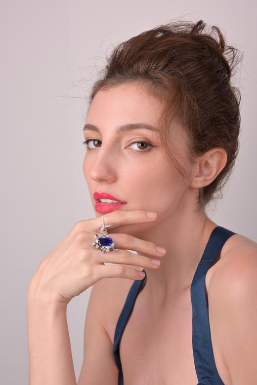 「游走艺术 」系列之  ”鸢尾花与蜂鸟”坦桑石蓝宝石钻石指间戒及吊坠

皇家蓝坦桑石15.16克拉，
钻石1.402克拉，
黄钻0.01克拉，
蓝宝石0.25克拉，
18k白金14.12克 商品图6