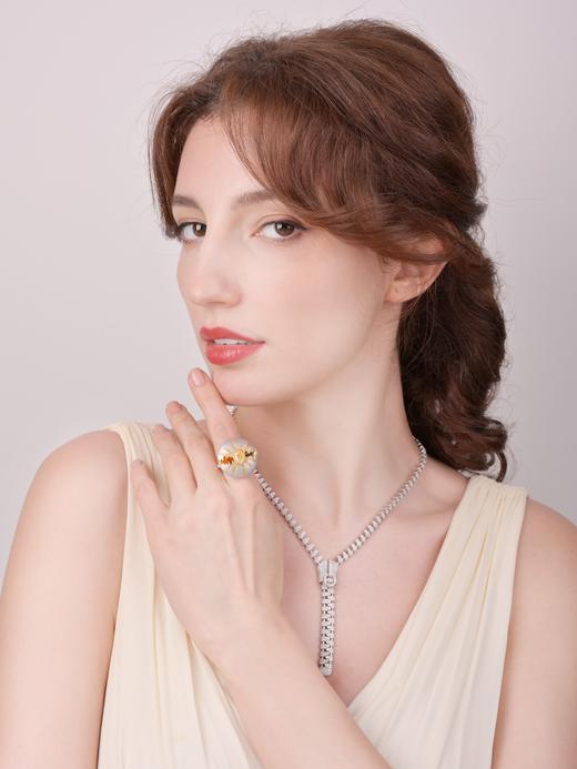 「五行」系列之“金”拉链式钻石项链及黄钻吊坠/戒指

钻石拉链：钻石8.383克拉

黄钻扣：椭圆切割黄钻(GIA证书FY)1.15克拉，钻石0.25克拉，副石黄钻0.29克拉，18k白金15.25克 商品图2