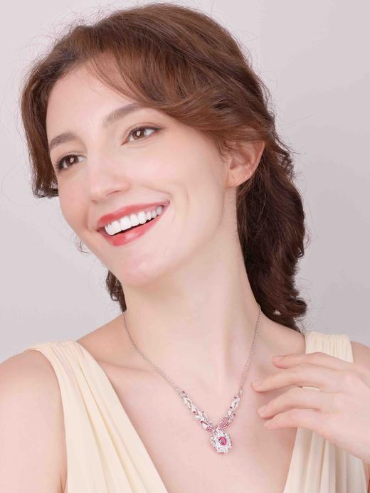 「五行」系列之“火”红宝石钻石项链戒指两戴款
无烧GRS主证鸽血红红宝石2.03克拉，
18k白金19.74克

副石钻石1.5克拉，红宝石1.38克拉 商品图6