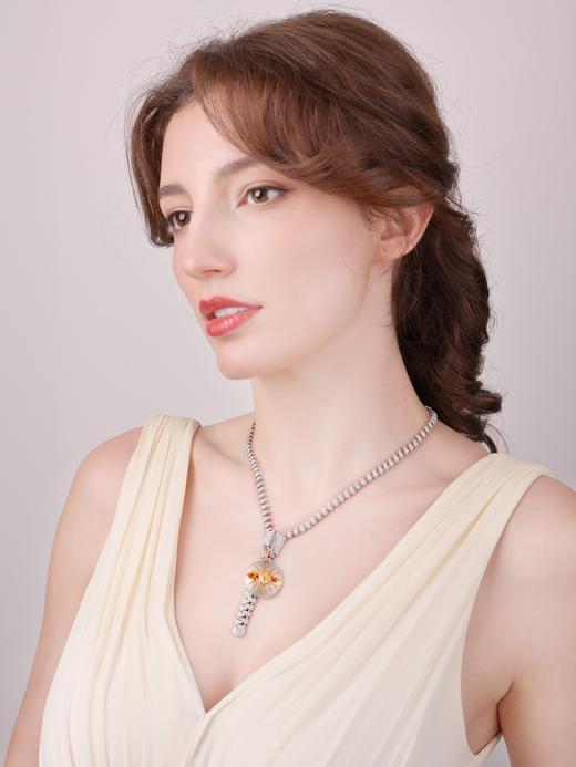 「五行」系列之“金”拉链式钻石项链及黄钻吊坠/戒指

钻石拉链：钻石8.383克拉

黄钻扣：椭圆切割黄钻(GIA证书FY)1.15克拉，钻石0.25克拉，副石黄钻0.29克拉，18k白金15.25克 商品图5