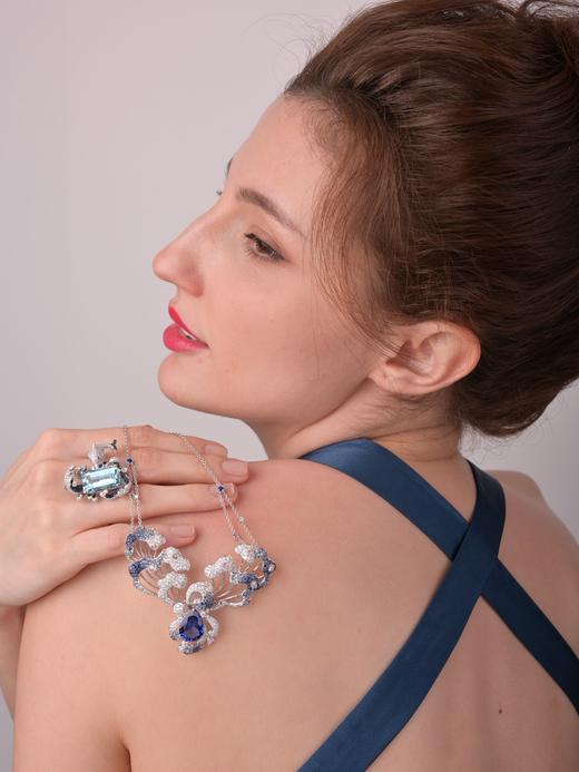 「五行」系列之“水”坦桑石钻石项链戒指两戴款

极品皇家蓝坦桑石7.74克拉，
钻石5.48克拉，
蓝宝石5克拉，
18k白金27.83克 商品图1