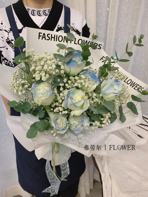 碎冰蓝玫瑰花束 商品图1
