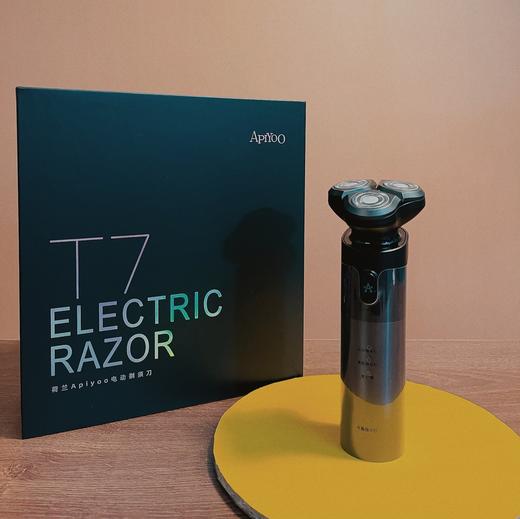 艾优（Apiyoo）新款 可全身水洗干湿双用 旋转三刀头 长续航T7剃须刀 商品图3