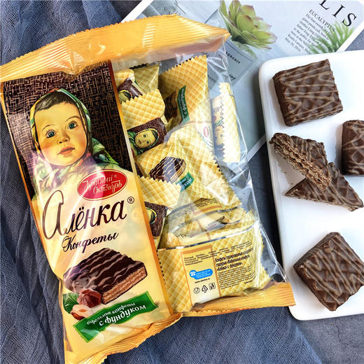 【中欧班列精选】WWJ 俄罗斯进口爱莲巧大头娃娃巧克力榛仁碎威化糖果 250g 商品图1